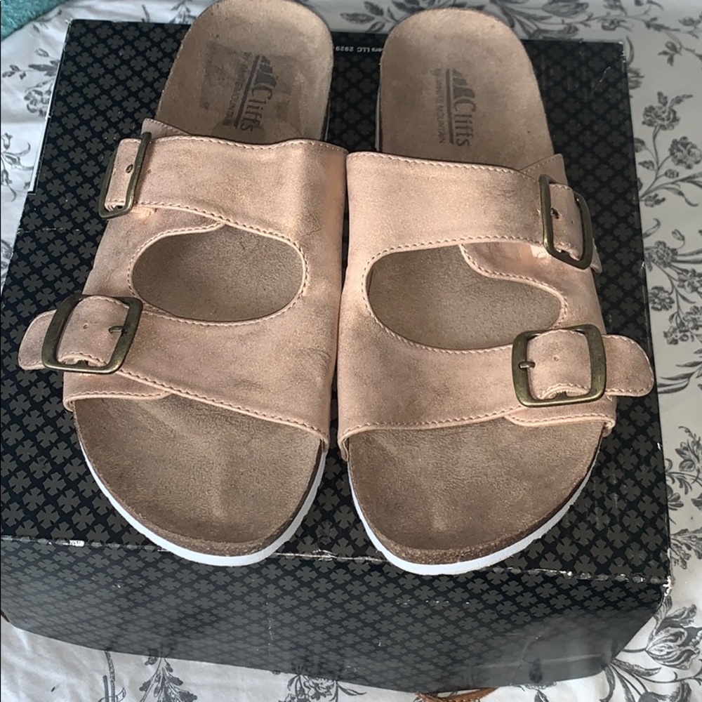 Cliffs by white mountain sandal rose gold